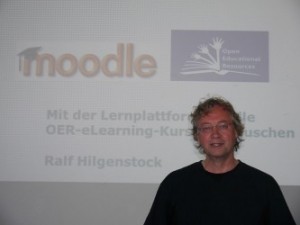 CC BY-SA 3.0 by Hedwig Seipel (via Wikipedia Commons) Ralf Hilgenstock spricht über „Die Lernplattform Moodle goes OER„